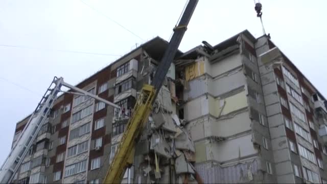 Седем станаха жертвите след рухването на блок в Русия