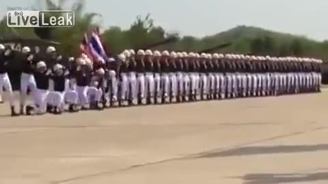 >Впечатляващо изпълнение ... Тайландски военен парад .