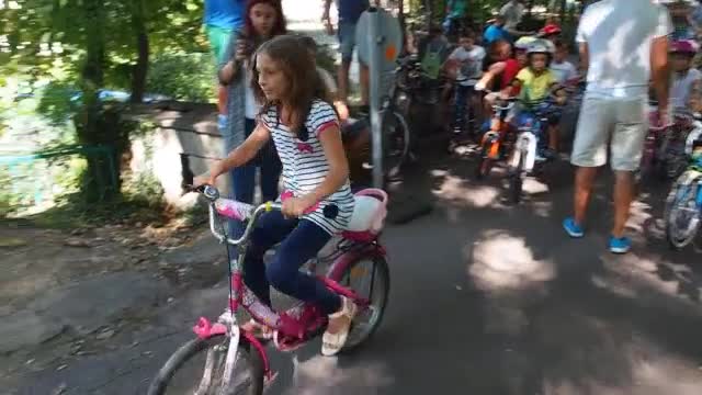 Деца на велопарад призоваха шофьорите да ги пазят на пътя