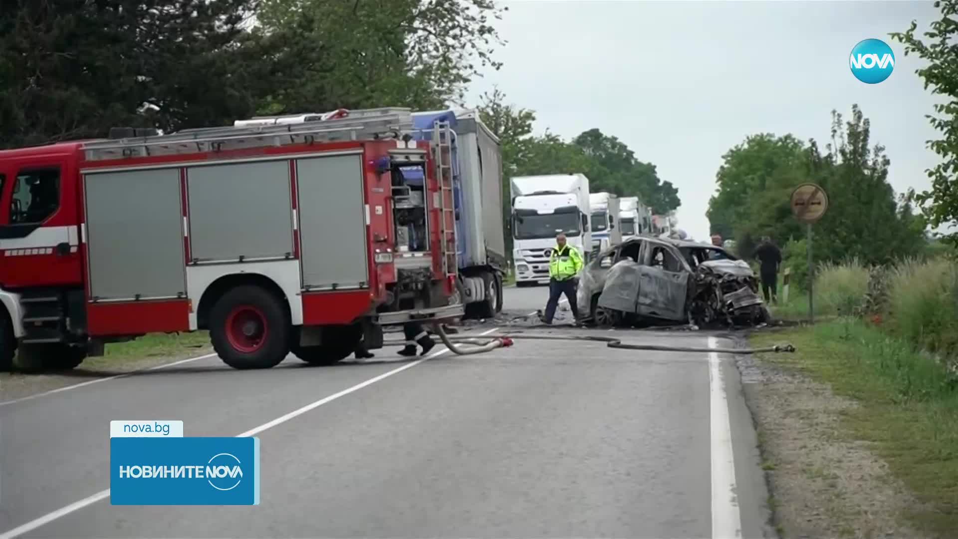 Двама души изгоряха в колата си след удар в камион