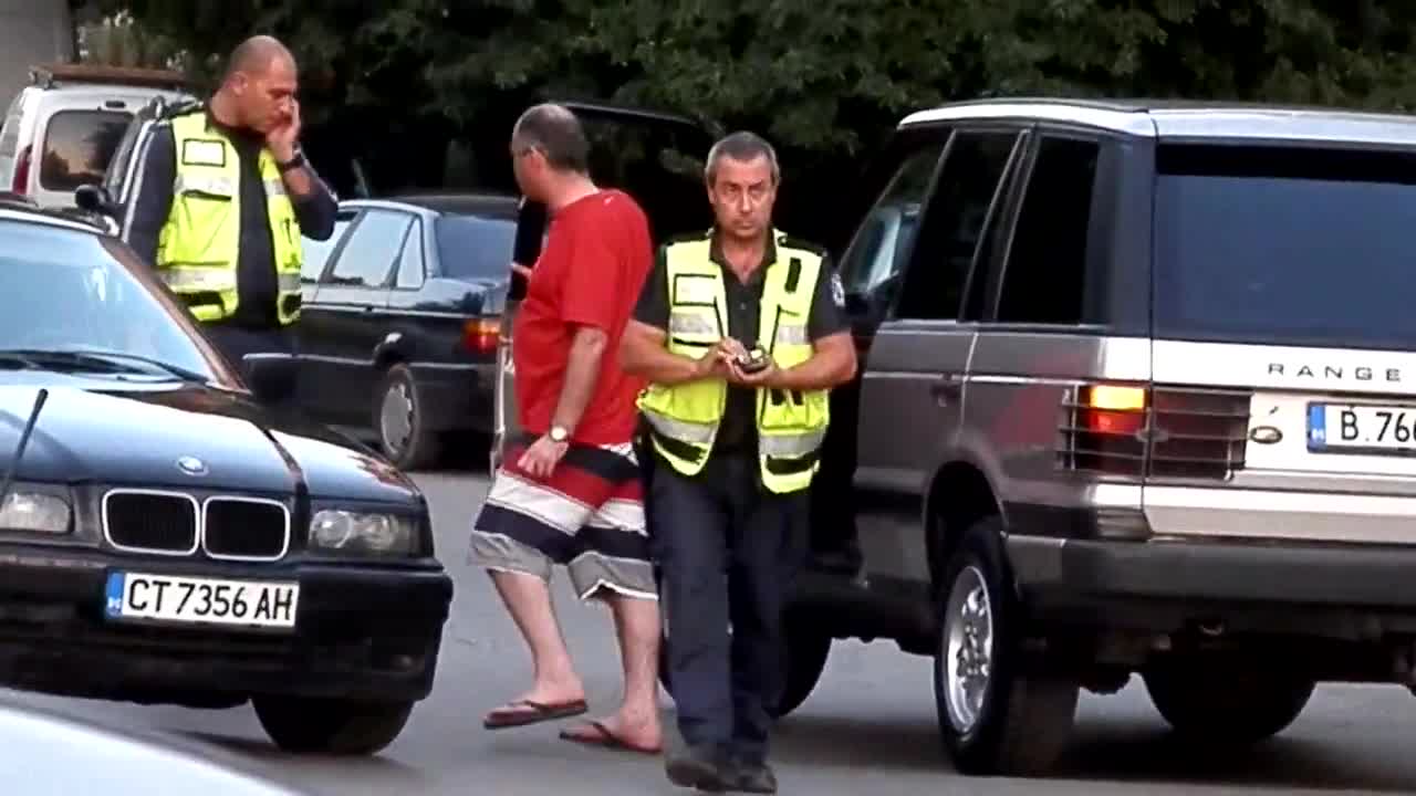 След птп, 3 часа, 2-ма полицаи се молят на 1-но пиянде да даде проба за алкохол