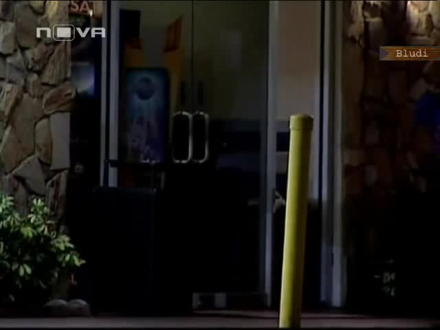Жена хвана бебе, падащо от 4 етаж