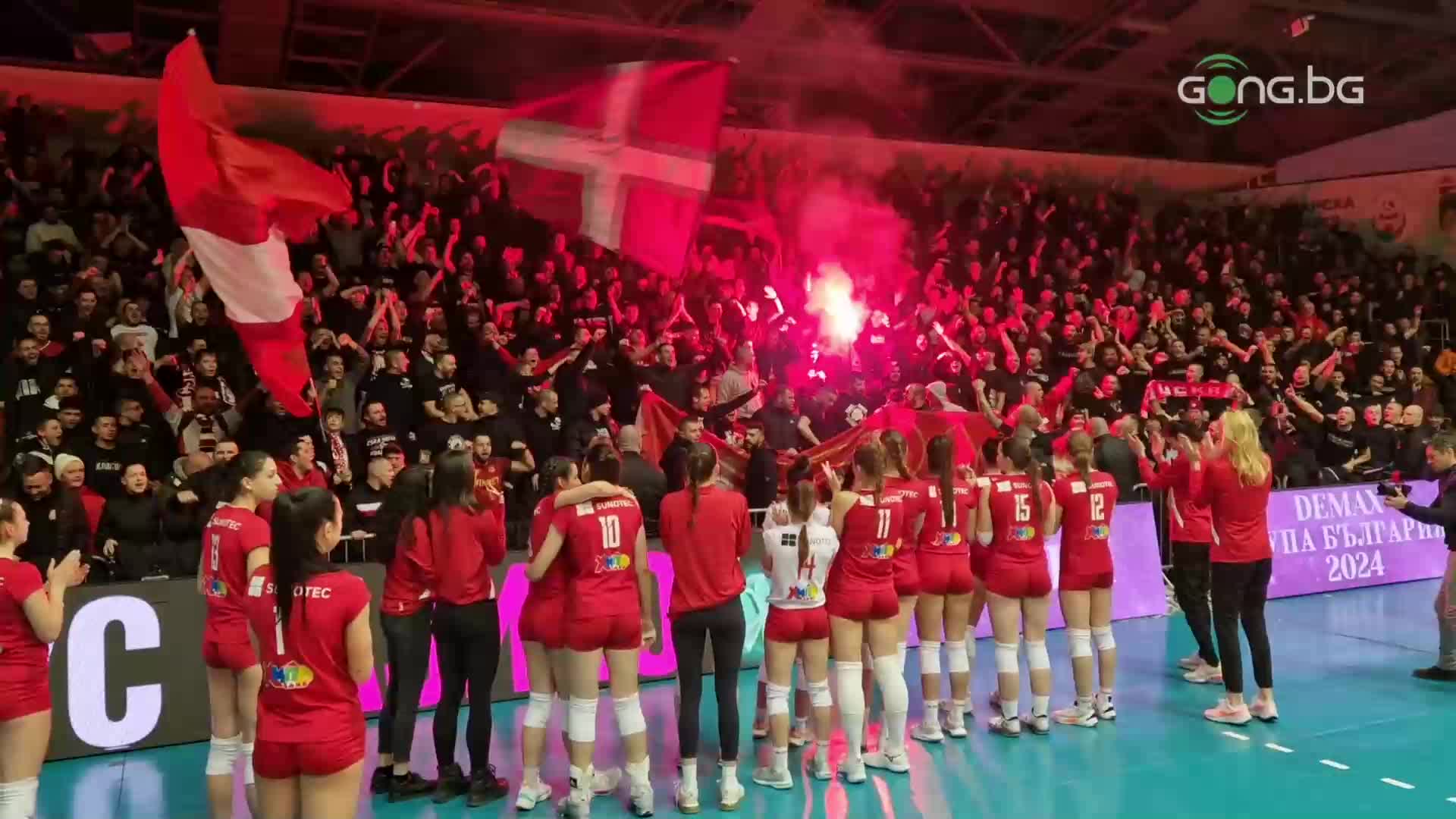 "Червените" фенове аплодират волейболистките на ЦСКА въпреки поражението