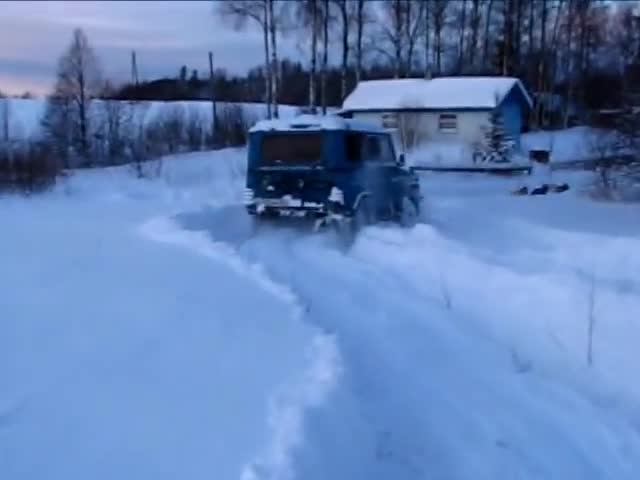 Вижте какво може една обикновена Уаз-ка в цял сняг! Руснака дали си знае работата?