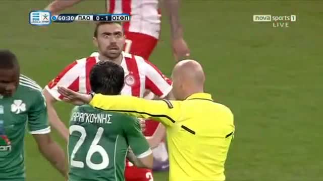 Футболист гледа странно!