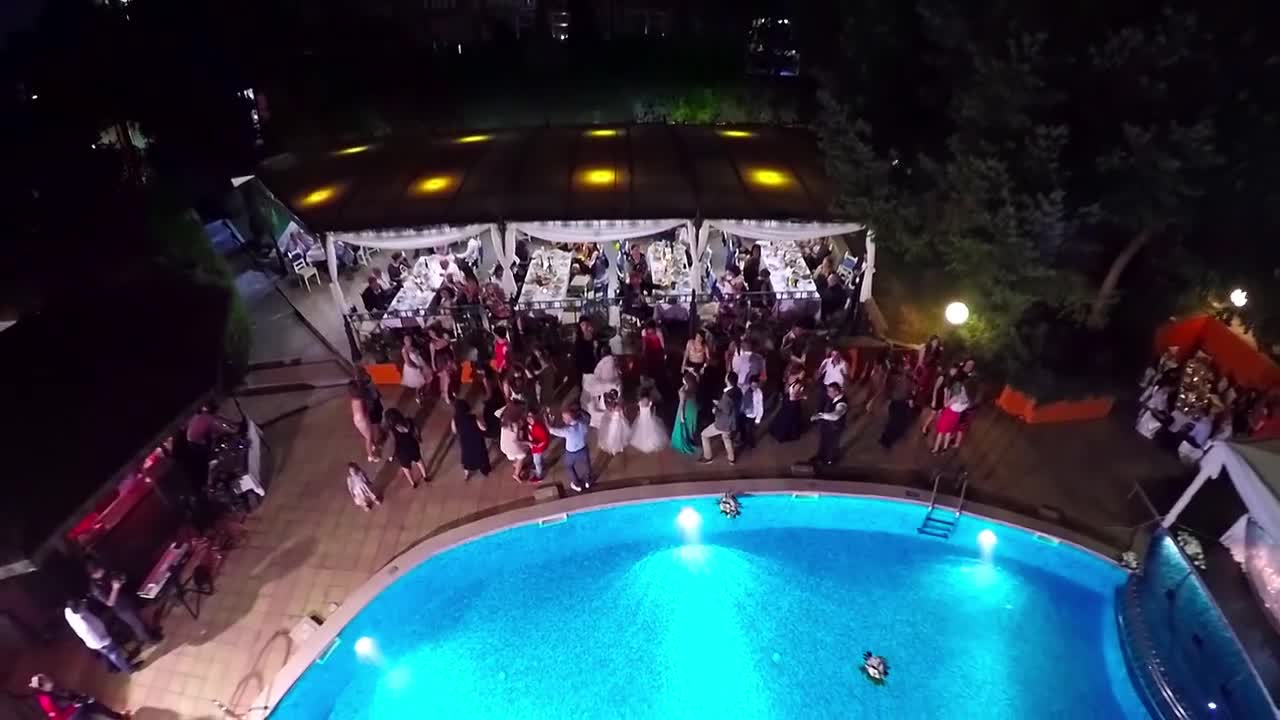 Сватбено парти край басейна. Видеозаснемане Красимир Ламбов