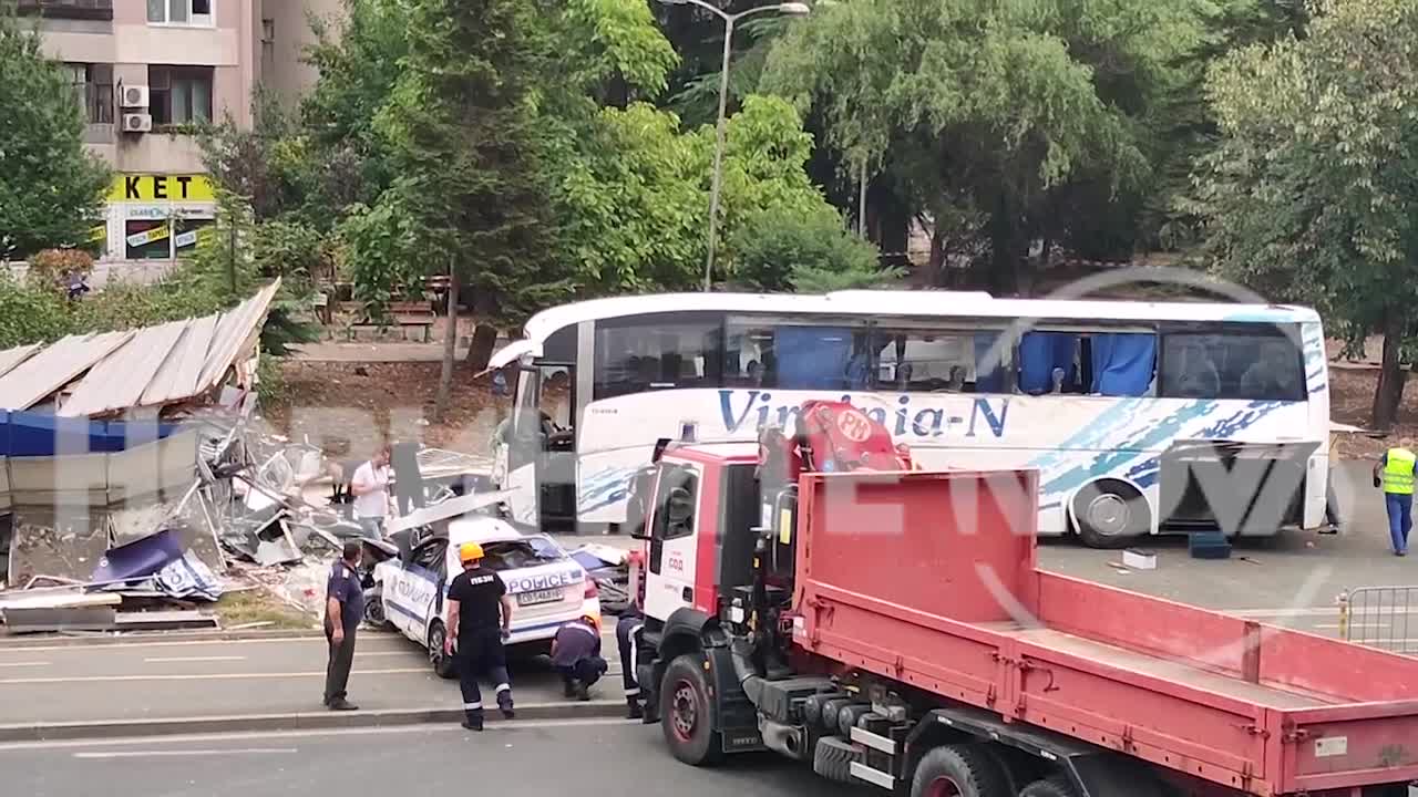 Изтеглят автобуса и патрулката от мястото на катастрофата в Бургас