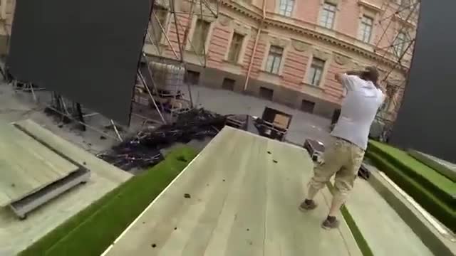 Момче разбива огромен Led панел !!!