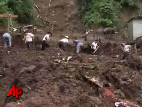 Гигантска дупка в Гватемала погълна няколко здания 