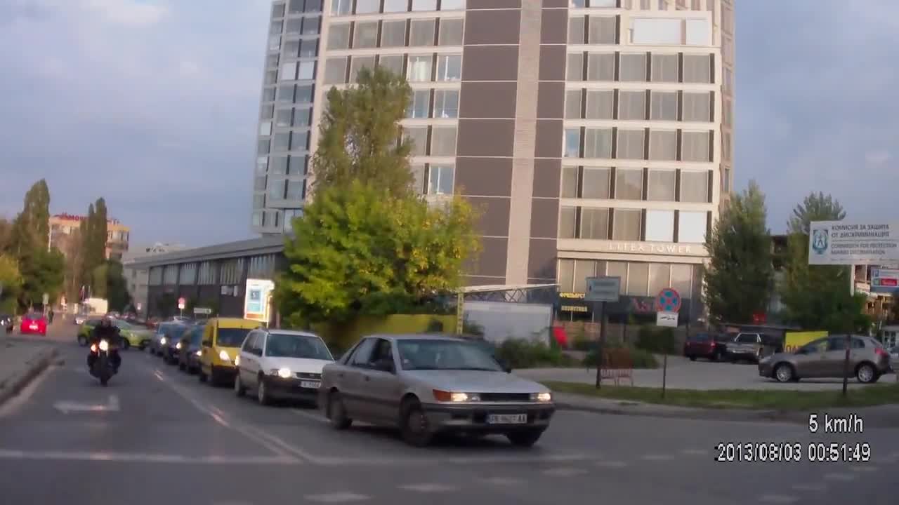 Поредният простак в джип. Видя жена шофьор и е много отворен...