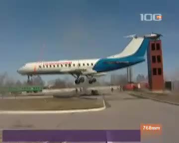 Впечатляващи кадри Вертолет пренася Самолет