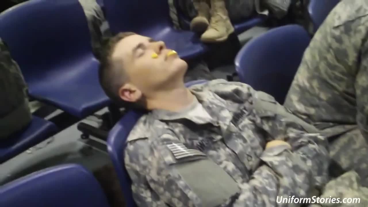 Шеги със заспали войници