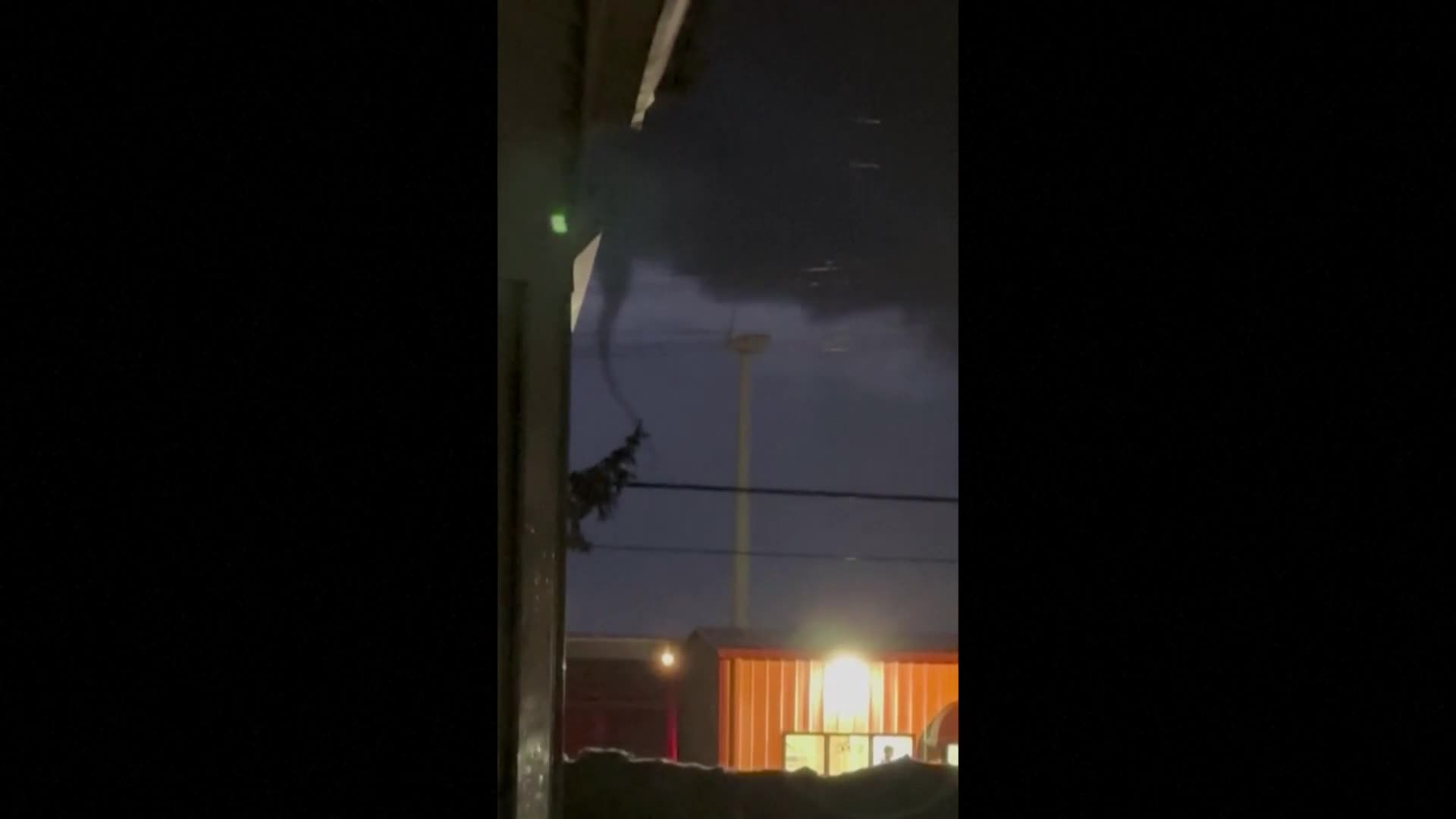 За пръв път от 74 г.: Торнадо удари щата Уисконсин (ВИДЕО)