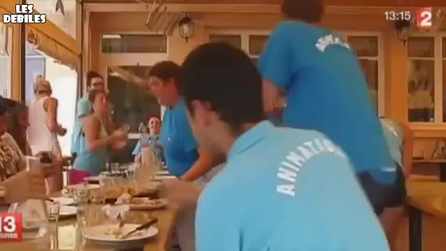 Хората започват да се бият, а вижте какво прави дебелото момиче!