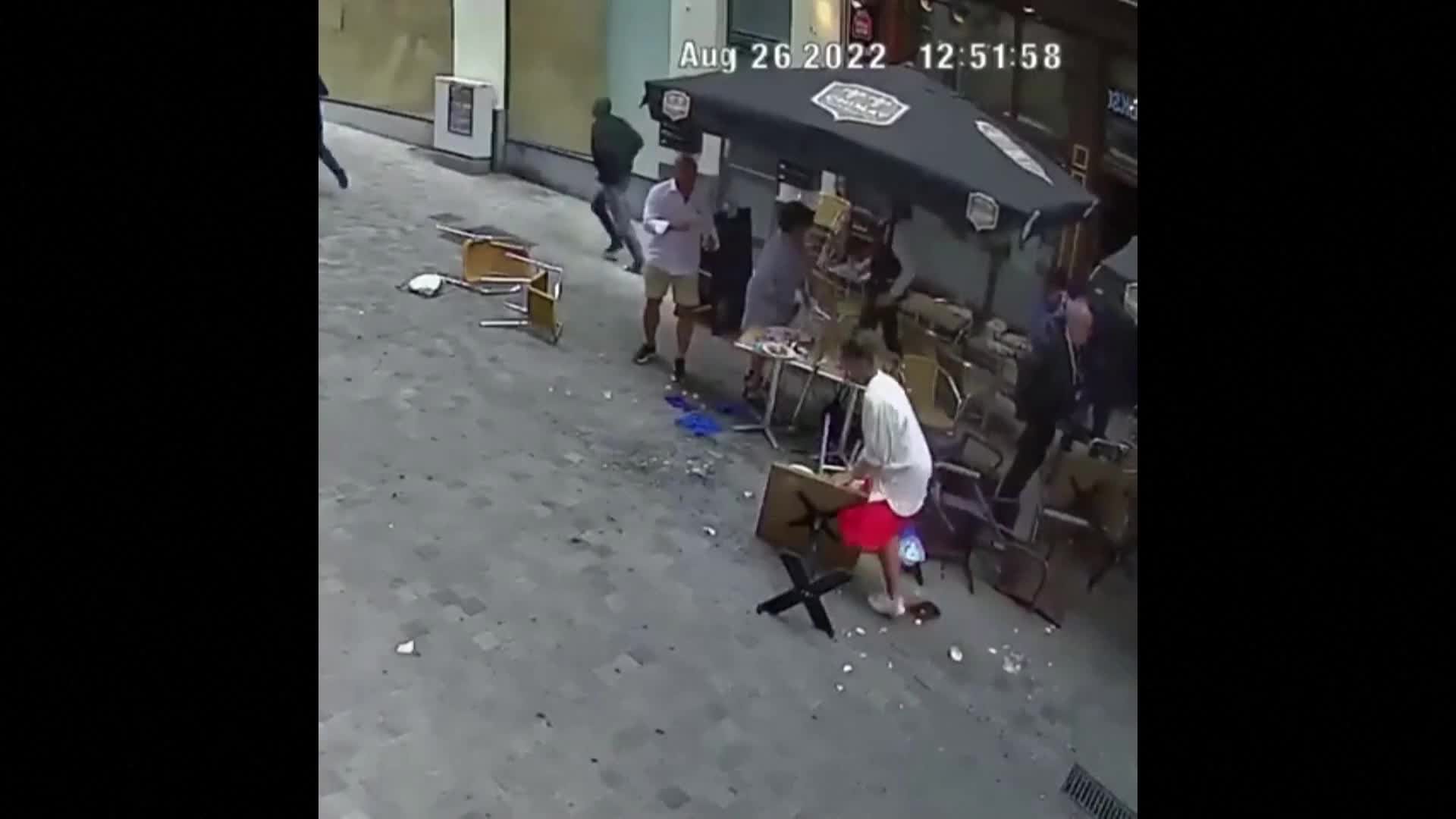 Шофьор на микробус се вряза в тераса на кафене в Брюксел (ВИДЕО)