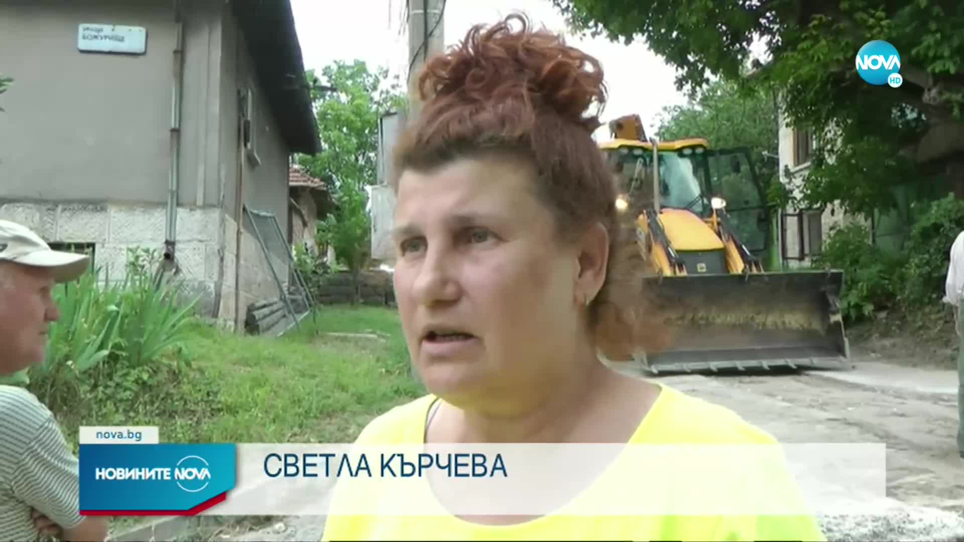 Кола падна в дупка заради спукан водопровод