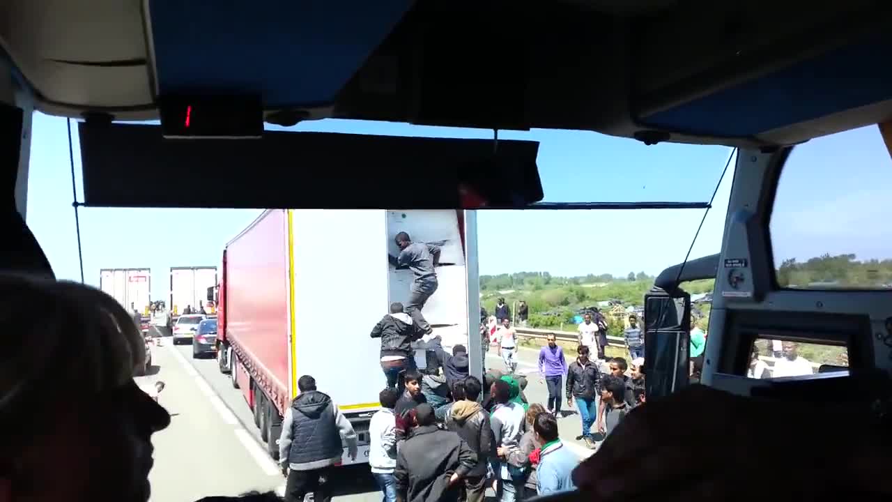 Ето как имигранти се опитват да преминат границата