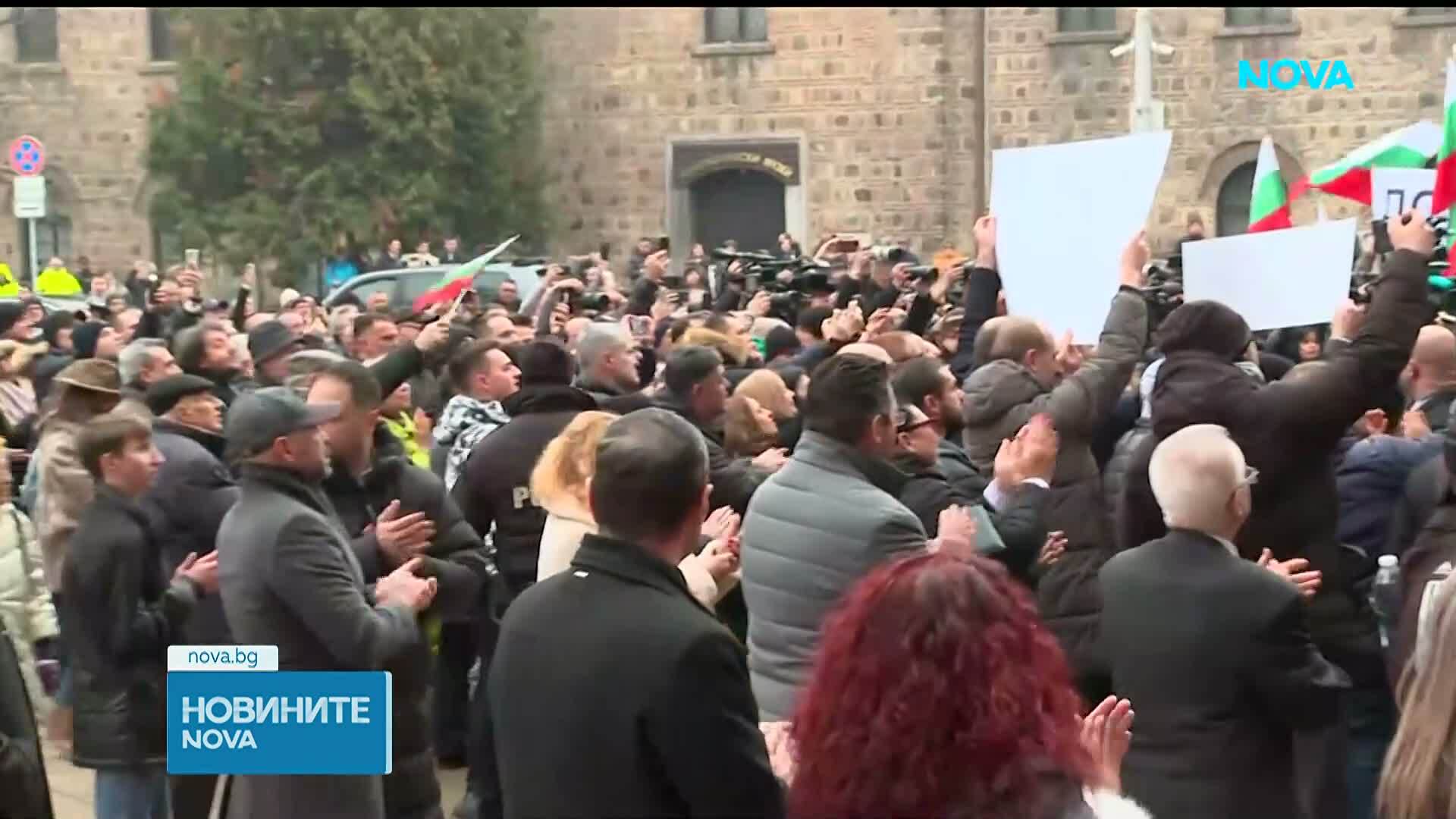 Радев след напускането на Президентството: Не могат да спрат вълната, много сме и сме заедно (ВИДЕО+СНИМКИ)