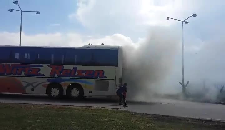 Автобус се запали на АМ "Хемус"