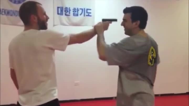 Никакъв шанс срещу него! Абсурдно бързо отнемане на пистолет!