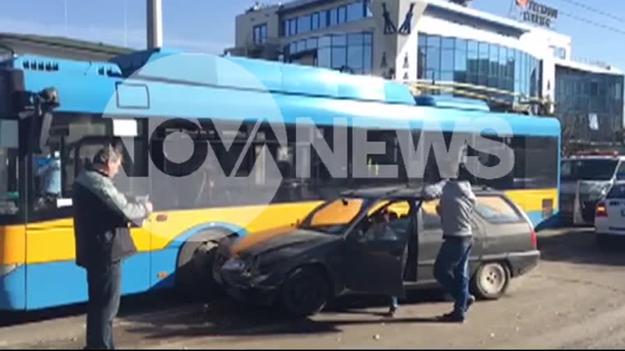 Катастрофа между тролей и три коли в София