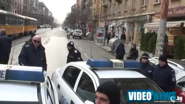Час по паркиране:студенти се бъзикат с полицаи,паркиращ на блокадата
