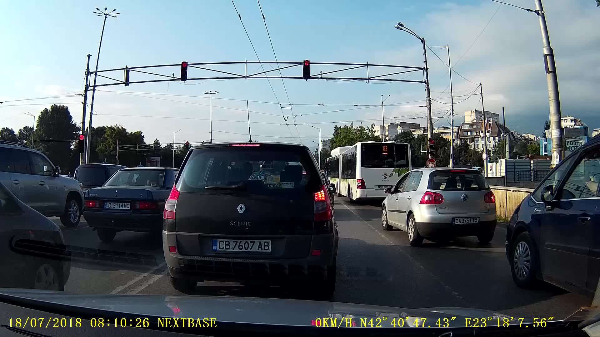 Автобус на градския транспорт преминава на червен светофар