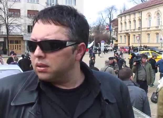 За дупките с протест