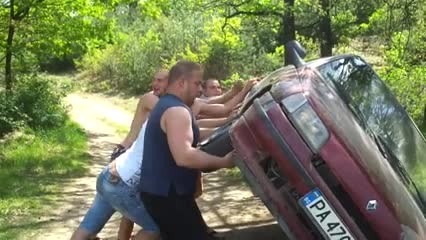 Смяна на гума в полеви условия