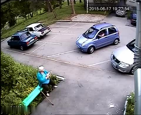 Жена се опитва да паркира колата си
