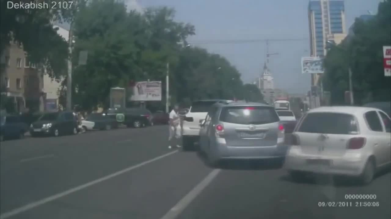 Луд екшън между бабаит с "порше Кайен" и "тойота" !