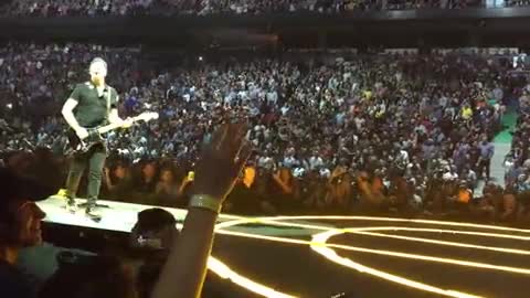 Китаристът на U2 се издъни на концерт във Ванкувър, Канада