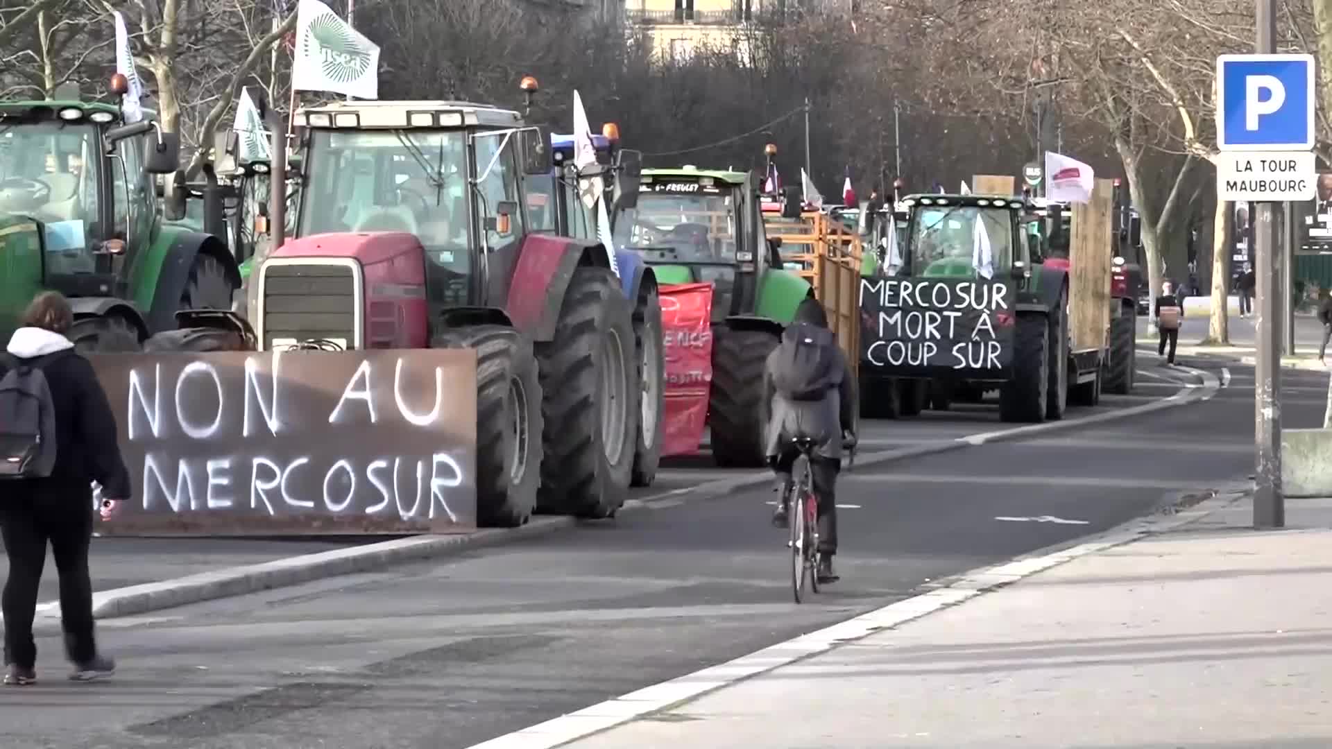 Фермери блокираха Париж с трактори в протест срещу търговското споразумение ЕС–Меркосур
