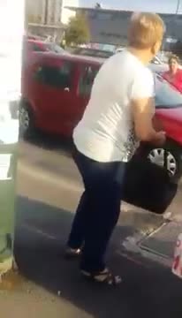 Женски бой насред улицата след отнето предимство