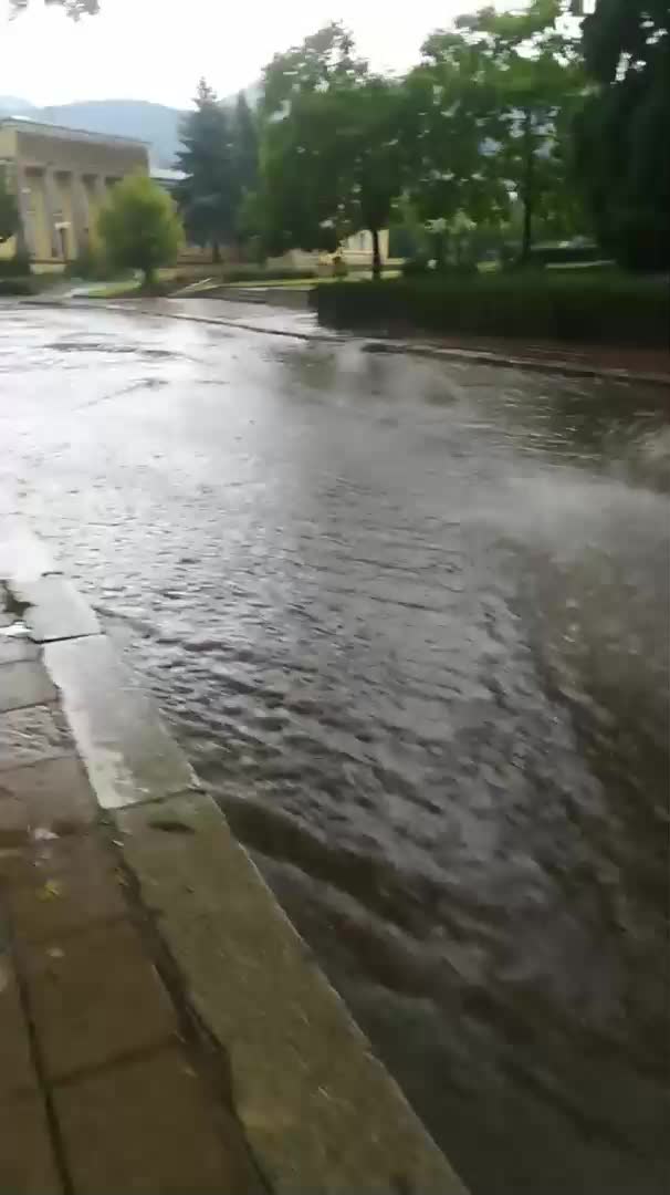Улиците в Златица под вода след 30-минутен порой