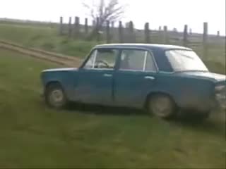 Динко прави дрифт с джигулата