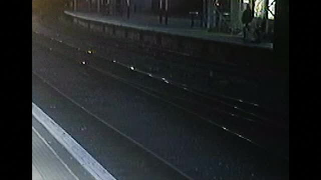 ШОКИРАЩИ КАДРИ: Хора падат върху влакови релси