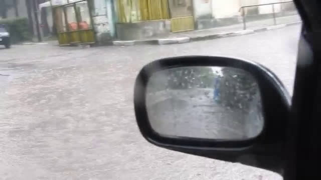 "Моята новина": Пороен дъжд с градушка превърна улиците на гр. Кубрат в реки!