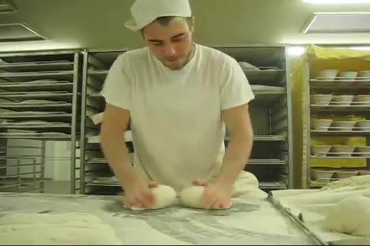 Пичове се забавляват докато правят хляб ..