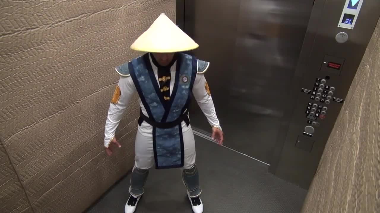 Шега ! Mortal Kombat в асансьор 2