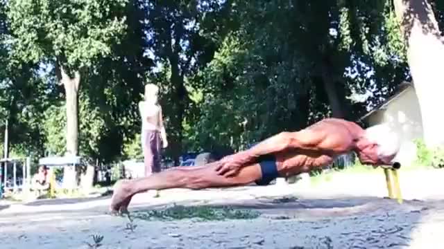 71 годишен дядо на лоста...