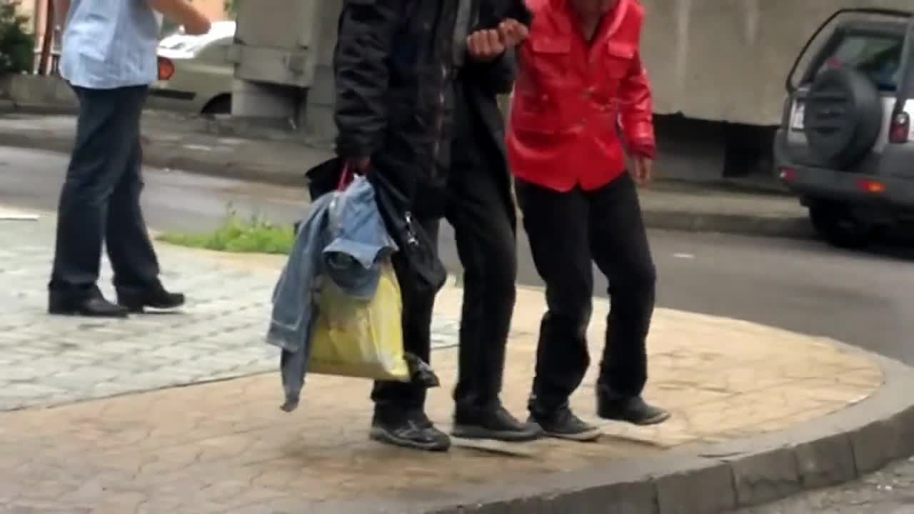 Много пияни в тежка борба за прибиране вкъщи - смях !