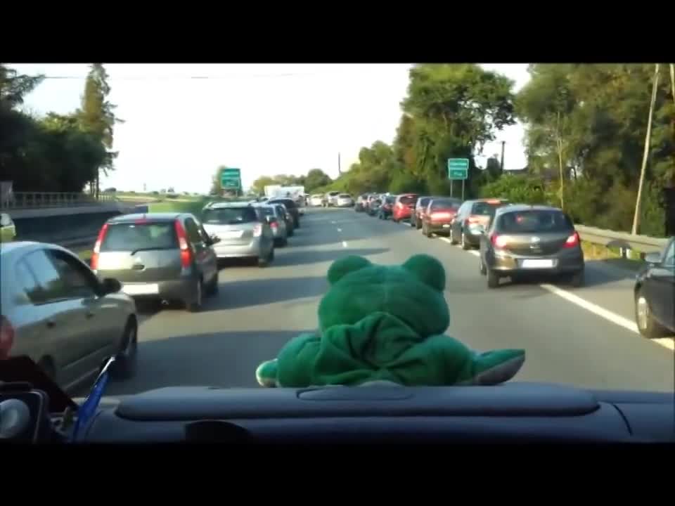 Вижте как се дава път на линейка в Полша!