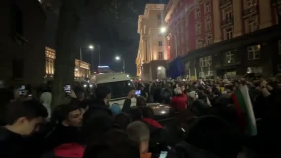 Протест пред "триъгълника на властта"