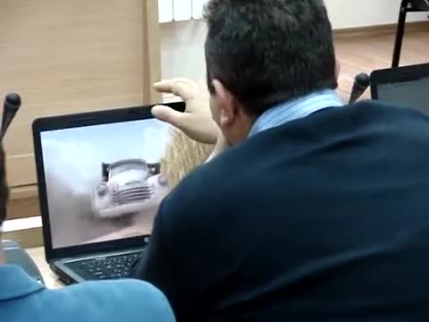 Какво гледа общински съветник в Созопол по време на сесия