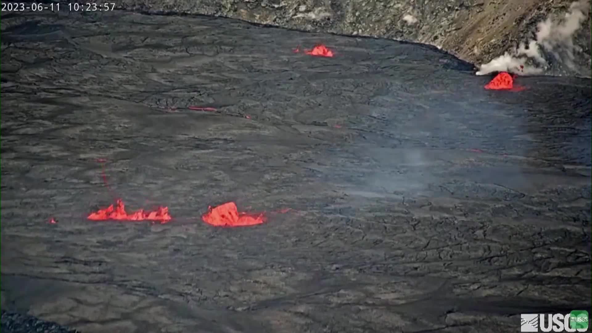 Потоци лава продължават да се стичат по склоновете на вулкана Килауеа