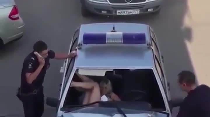 Пияна рускиня си намери изход от заключена полицейска патрулка !
