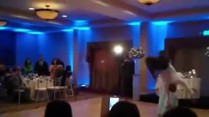 Опасен сватбен танц! Булката определено ще запомни този ден!
