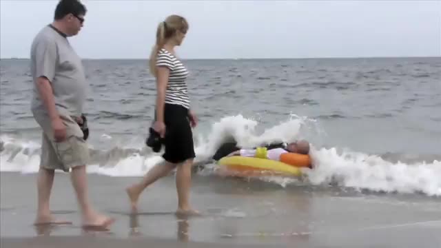 Със Смокинг На Плаж 