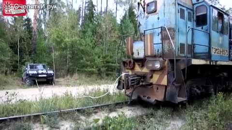 Когато затънеш с джипа в Русия , на помощ идва локомотива